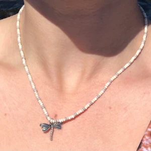 Halsband! - Säljer 5 st sånna här halsband med en fin trollslända! Kan fås i vilka färger som helst på pärlorna men denna ”nude”-design är min favvo🤍 halsbandet kostar 50kr inkl frakt!! Se mina andra inlägg för att se vilka pärlor som finns! Kramis ✨ ig: leas.smycken