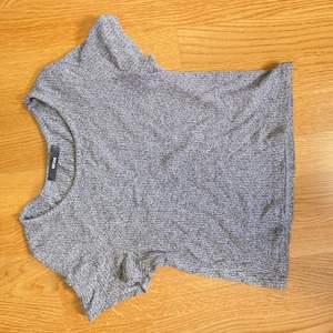 Grå T-shirt stl S. Sitter tajt men är extremt uttöjbar använd fåtal gånger och passar även stl M