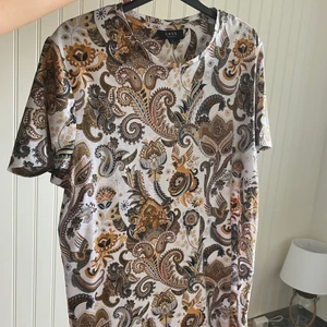 T-shirt - En mönstrad t-shirt som köptes förra sommaren🤎 är nästan oanvänd🤎🤎 (köptes på herr avdelningen) frakten står köparen för🥰🥰
