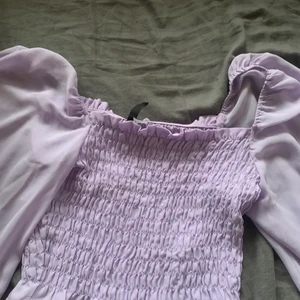 Lila topp - Säljer denna tunna sköna lila topp för 59 kr + frakt jag har köpt den från h&m ☺️💖
