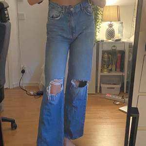 Har antänt dessa jeans ett fåtal gånger men de är fortfarande i ett bra skick🤞 kommer i storleken 38/M🌸 kostar 200kr + frakt 🚚 