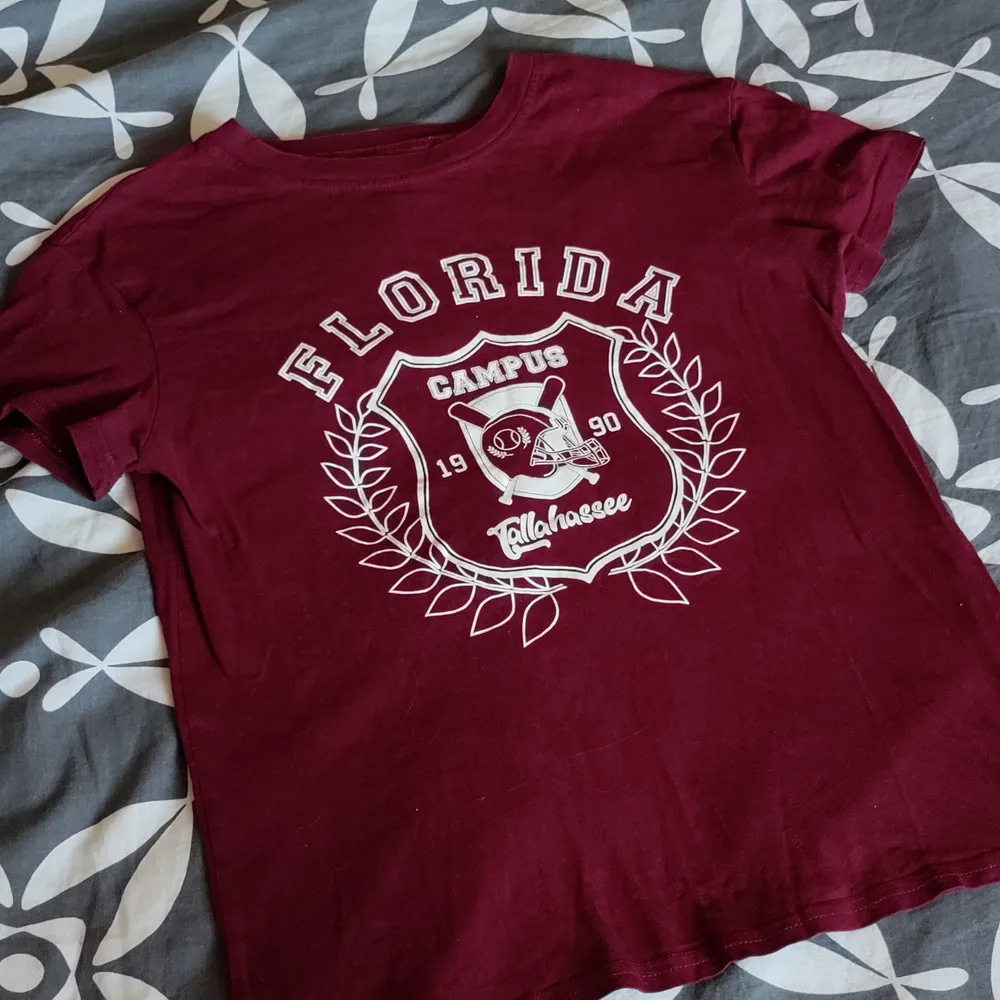 En vinröd t-shirt med text. I storlek xs. 40 kr + frakt 🥰. T-shirts.