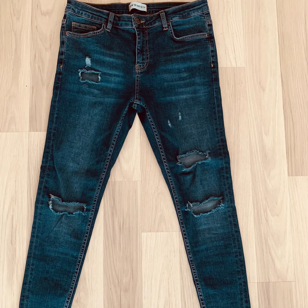 Säljer nu en av dom populäraste jeansen från Raw Society, dom är helt oanvända med riktigt snygga & stiliga slitningar inför sommaren! Dom är 30/30 med riktigt mkt strech! Ny pris 899kr - spara 550kr! Skickas spårbart över hela Sverige (vid köp av flera saker = paketpris)  . Jeans & Byxor.