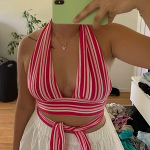 Topp! - Funderar på att sälja denna tröja är inte helt säker men säljer vid bra bud! Helt ny och endast testad! Öppen rygg och är i storlek M, men passar absolut upp till L å även xs å s eftersom den är juster bar!😋 går å diskutera pris! 