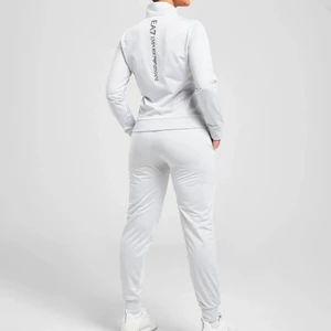 Armani Dress - Säljer helt oanvänd och prislappar finns kvar! Storlek Medium JAG SÖKER DRESSEN  hoodien i XS om någon säljer och byxorna Medium 