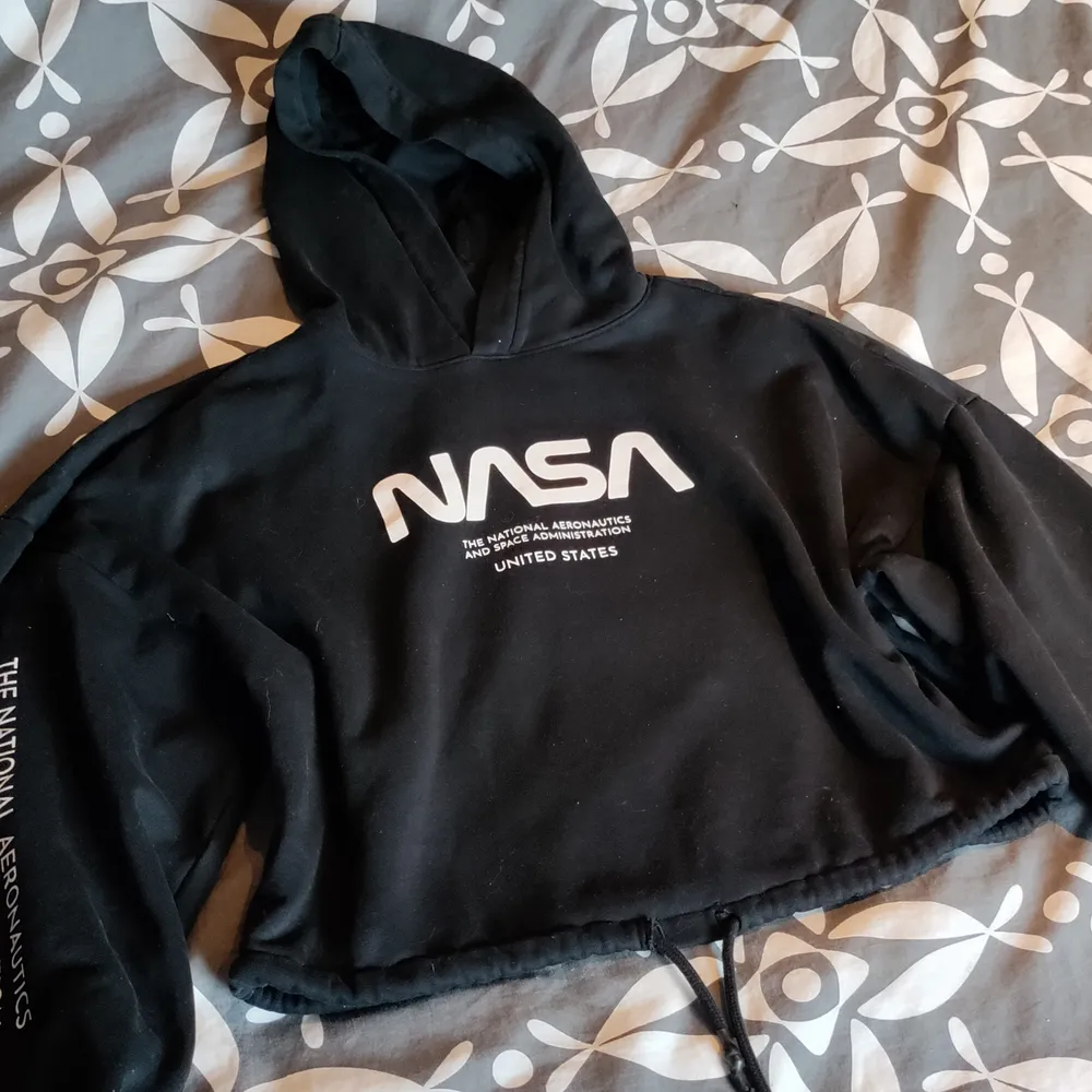 En NASA hoodie med knytning längst ner och text på båda nedre delen av armarna och bröstet. Storlek S, 45 kr + frakt 🥰. Tröjor & Koftor.