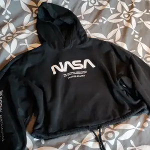 En NASA hoodie med knytning längst ner och text på båda nedre delen av armarna och bröstet. Storlek S, 45 kr + frakt 🥰