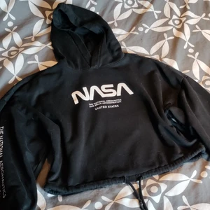 NASA hoodie - En NASA hoodie med knytning längst ner och text på båda nedre delen av armarna och bröstet. Storlek S, 45 kr + frakt 🥰
