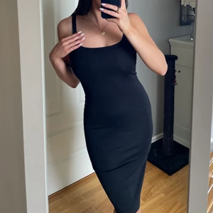 Svart klänning - Enkel stretchiga klänning, för lite för mig dock, skulle passa en XS/S bra. Köpt här på Plick men kommer ej till användning❤️🤍