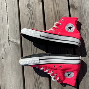 Converse hyper pink - Säljer ett par converse i färgen hyper pink i bra skick för 200🥰 (kontakta mig för fler bilder och mer info)