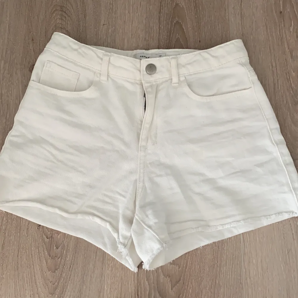 Jag säljer dessa vita shorts från piraya. Jag har använt shortsen några gånger. Det är storlek 146- 152, jag köpte dom för 150 och säljer shortsen för 50 kr + frakt.. Shorts.