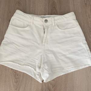Jag säljer dessa vita shorts från piraya. Jag har använt shortsen några gånger. Det är storlek 146- 152, jag köpte dom för 150 och säljer shortsen för 50 kr + frakt.