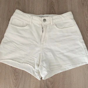 Vita shorts - Jag säljer dessa vita shorts från piraya. Jag har använt shortsen några gånger. Det är storlek 146- 152, jag köpte dom för 150 och säljer shortsen för 50 kr + frakt.