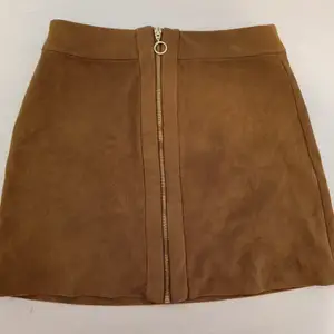 Brun kjol från hm i storlek 36, sparsamt använd.
