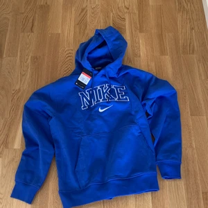 Nike retro Hoodie strl L - Säljer pga felköp, den är helt oanvänd. Prislappen finns kvar. I jättebra skick. Den är köpt på Nikes officiella hemsida för 849kr.
