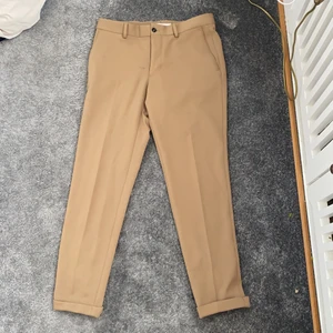 Kanel färgade kostymbyxor  - Kostymbyxor eller finbyxor från Zara i stretchiga material. En liten fläckar till vänster om gylfen som säkerligen går bort med vanish (har inte försökt få bort) 