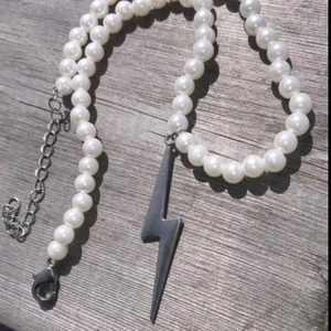 Blixt halsband - Säljer detta blixt halsband jag själv gjort! Kontakta mig för frågor eller intresse!