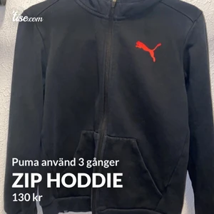 Puma  - En svart puma zip hoddie med röda detaljer. Knappt använd då den inte passar mig. Hoddies är i nyskick. 100kr + 120kr frakt