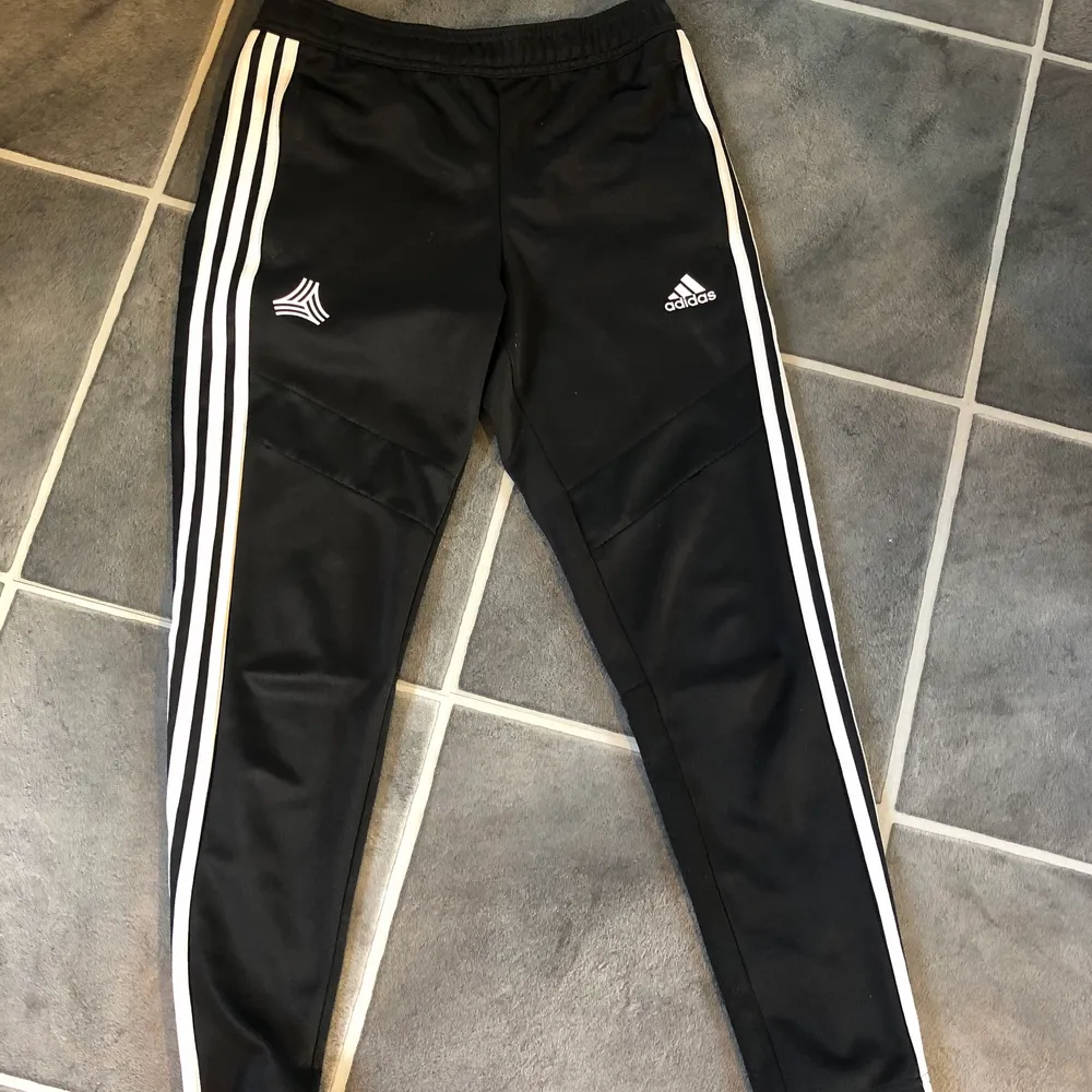 Svarta Adidas byxor i storlek 11-12 år, men skulle säga att dom är som en XS. Fint skick!. Jeans & Byxor.