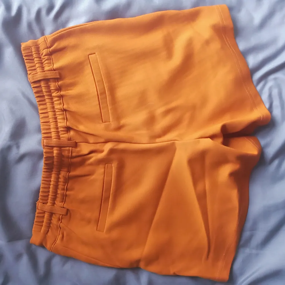 Säljer dessa par orange shorts som jag har aldrig använt innan. Lapparna är borta men passar mig som är en storlek 38! Säljs för 150 kr + frakt men går även att mötas upp i Malmö eller Lund! 🌹. Shorts.