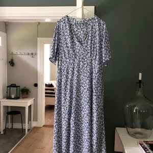 Blommig klänning från Morris - Superfin klänning från Morris 💙 Använd två gånger. Köpt för 1119:-