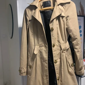 Kappa - Kort trenchcoat som har använts och ena sömmen har gått upp där midjebandet ska sitta😕🤗annars fint skick!