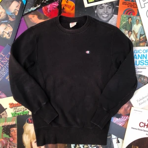 SWEATSHIRT!! 💿💿 - Champion Reverse weave sweatshirt, riktig klassiker och är i riktigt bra skick, dock har den färgats annorlunda under tvätt, vilket enligt mig har gjort tröjan snyggare . Tröjan är S men skulle snarare säga att denna är Xs. Det är bara att hör av dig om du undrar något, läs gärna bio innan dock! - Ord pris: 299 ✌🏻🌱💫