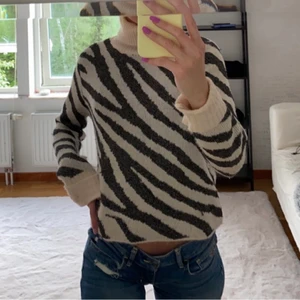 Stickad tröja, Zebra - Knappt använd, fint skick. 