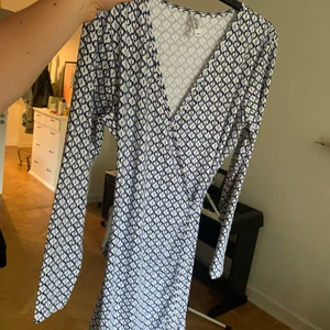 Klänning - Omlottklänning från nelly, sällan använd!