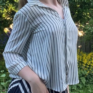 Randig skjorta Monki - En super snygg randig skjorta från Monki. Storleken är S💕 Jag tycker det är skönt att knapparna är täckta eftersom det ser väldigt prydligt ut!😍 Skjortan är tunn och ärmarna täcker 3/4 av armen så skulle rekommendera att använda den under varma dagar.😚❤️