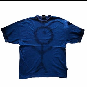 Psydia "THIRD EYE SCRIBBLE" Oversize T-shirt - En oversize t-shirt som har fått en egen touch av svart sprayfärg! Plaggets längd är ca 70 cm.