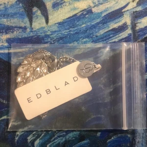 Armband Edblad  - Helt oanvänd ny med etikett kvar! Skulle bli en present. Ord pris 399kr från jewerlybox.  Gratis frakt med bubbelvaddering. Material: rostfritt stål Längd: 15,5 – 18,5 cm Stenar: cubik zirkon (diamant replika) Mått: 28 x 16 mm