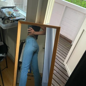 Jeans som formar kroppen snyggt! - Jeans ifrån Bikbok  i storlek S. Croppad modell. Fler bilder kan fås💕