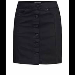 Svart jeanskjol - Svart jeanskjol med knappar, fint skick, från Gina tricot i storlek 34