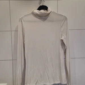 Vit turtleneck  - Vit turtleneck i bra skick från H&M i storlek S✨ Frakt tillkommer 💕