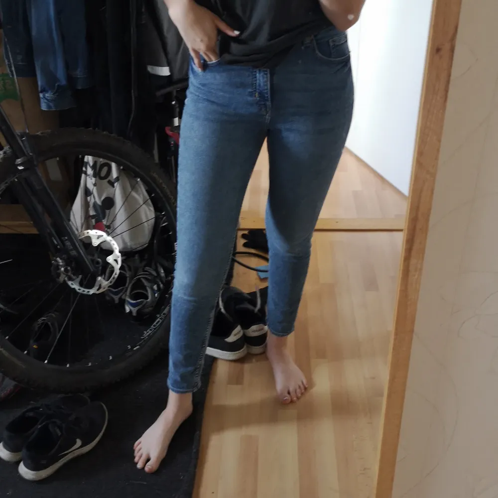 Vanliga tajta jeans, stretchigt material och är allmänt mjuka. Dom är använda genom några år men inga slitskador eller hål. . Jeans & Byxor.