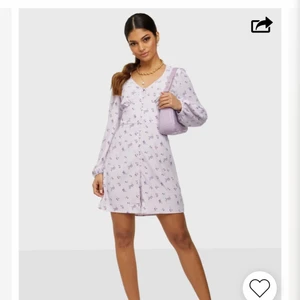 blommig klänning - blommig adoore liknande sommarklänning från Nelly