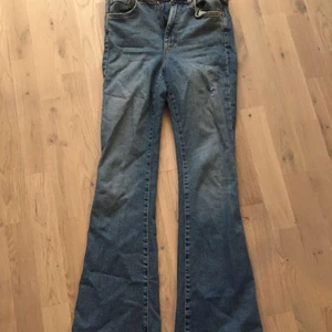 Bootcut jeans från gina tricot  - Oanvänd jeans från gina.