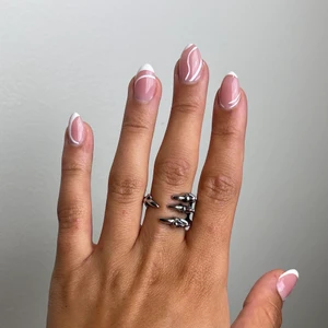 Eagle ring - Svingsnygg silverfärgad ring som är storlek one size då den är justerbar! Helt ny! Ringen föreställer en ”klo” som är runt fingret!