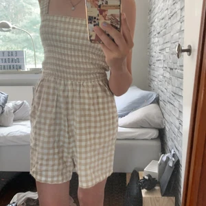 Klänning/byxdress xs - Fin gullig byxdress. Ny aldrig använd. Storlek xs. Super härlig till sommaren!