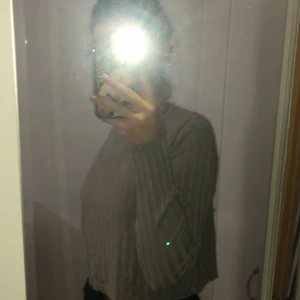 Storlek:xs/s  - En söt långärmad beige/grå tröja🤍
