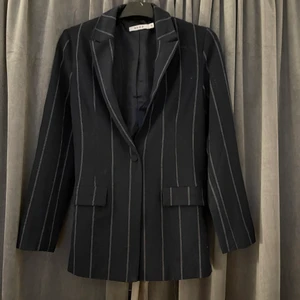 Blazer från nakd - En blå blazer med guldiga ränder ifrån nakd, använd 1 gång endast. Som ny