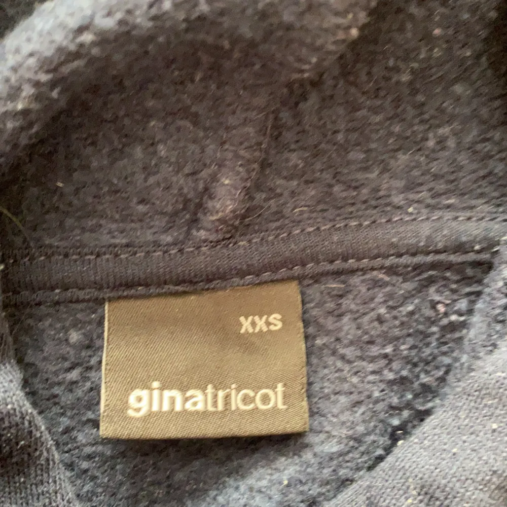 Jag säljer denna mörkblåa hoodie som är från Gina tricot. Det är storlek xxs. Jag säljer denna för 50kr + frakt. Tröjor & Koftor.