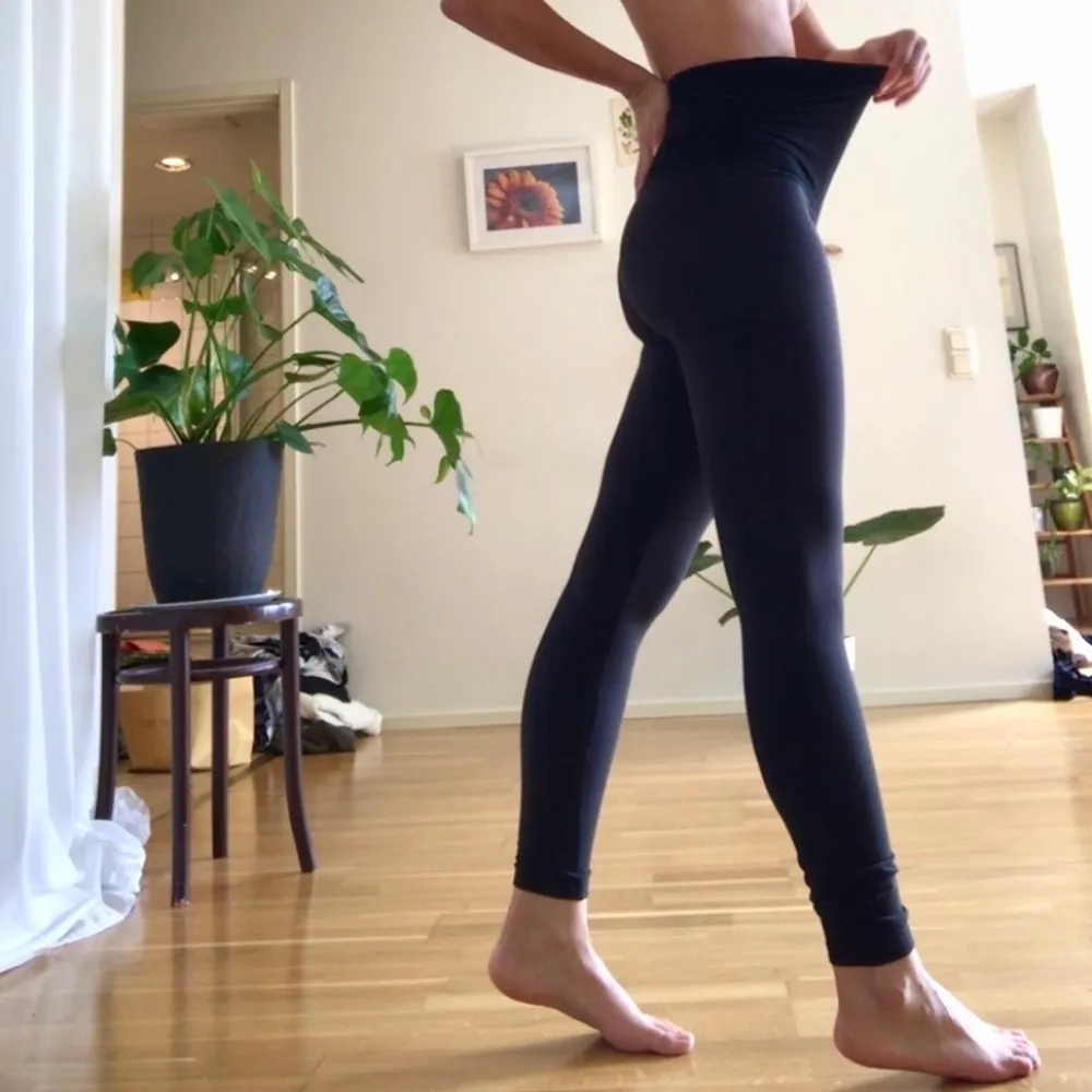 The most comfortable, high quality maternity yogapants you will ever wear 👶  I didn’t know it was maternity tights until I got home, so they work amazing even if you’re not with a bump. Soft as baby skin both in the high waist and the legs. Original price: 110usd. Brand: Beyond yoga. Jeans & Byxor.