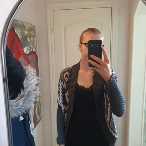 Mönstrad kofta - Mönstrad kofta med nyanser av grått och vitt från Hollister i storlek XS/S. Använd några gånger men ser ut som ny.