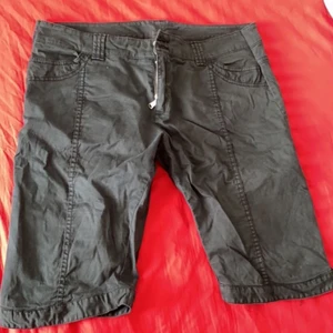Lågmidjade cargo shorts  - Extremt fina lågmidjade cargoshorts med dragkedjedetalj, sitter väldigt fint på rumpan. Köparen står för frakten