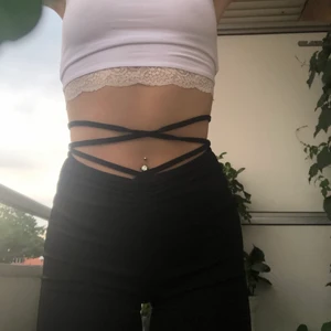 Snygga byxor med snörning  - Såååå snygga, utsvängda byxor med snörning. De är från bershka och köpta för 350kr. De är aldrig använda 