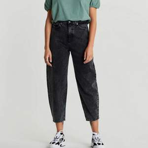 Fina mom jeans från Gina, använda typ 3 gånger. Stl 38 men mer som en 36. Älskar dom men dom har tyvärr blivit alldeles för stora på mig. Köpta för 550kr. Säljer för 200. Egna bilder kan fås.