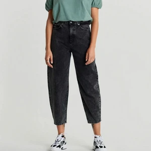 Gina tricot  - Fina mom jeans från Gina, använda typ 3 gånger. Stl 38 men mer som en 36. Älskar dom men dom har tyvärr blivit alldeles för stora på mig. Köpta för 550kr. Säljer för 200. Egna bilder kan fås.