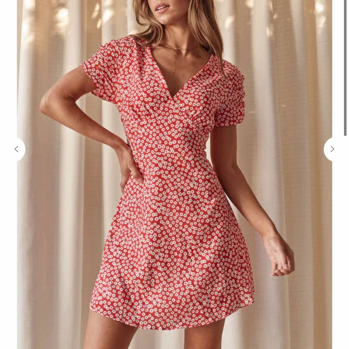 Röd blommig klänning